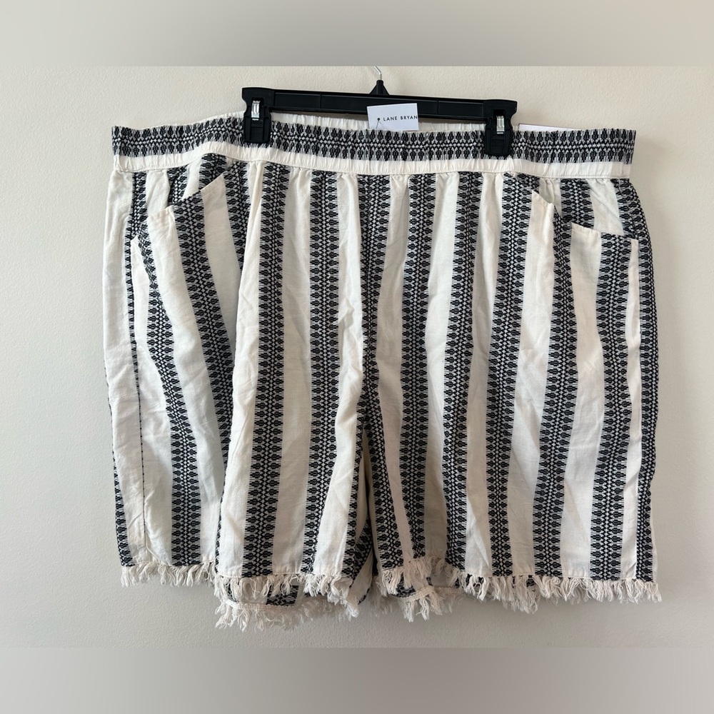 Lane Bryant Black Off White Striped Women Shorts 26/28 Plus Size Mid Rise New